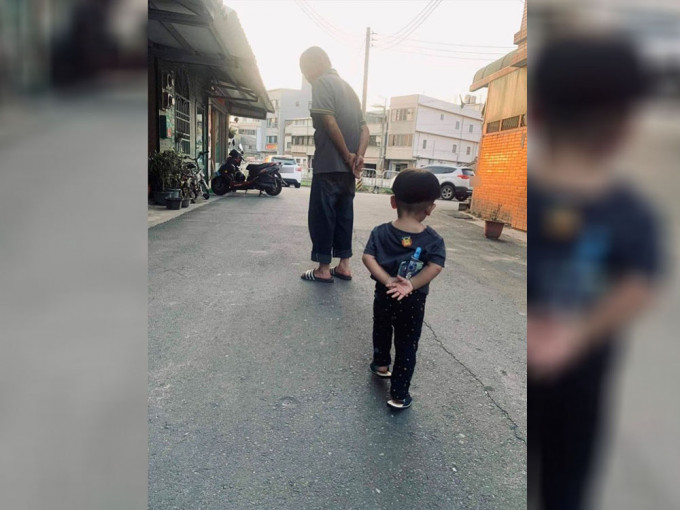 一位媽媽在網上分享「公公湊大的孩子」走路的方法，引發網民共鳴。