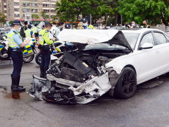 大涌橋路交通意外導致1死8傷，33歲女私家車司機被捕。