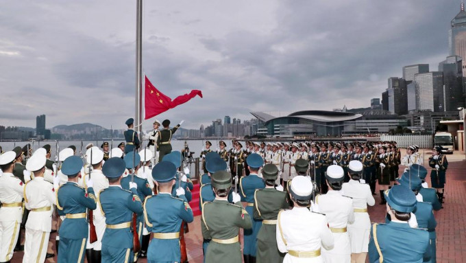 驻港部队首次在中区军用码头举行升国旗仪式向全国人民拜年。政府新闻处图片