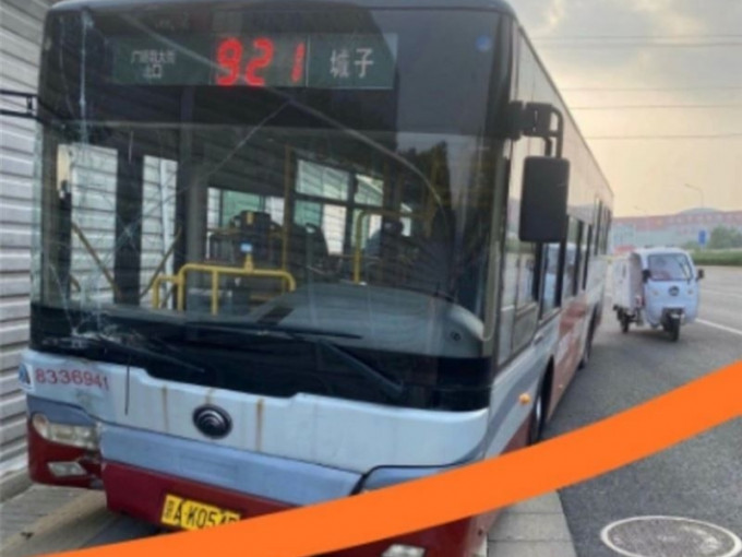 北京一名巴士司機突然撞向燈柱，再下車跳河自盡身亡。