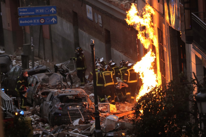西班牙首都马德里市中心一幢住宅楼宇发生爆炸。ap图