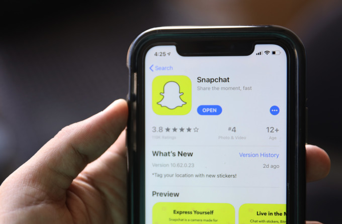 Snapchat 不再在程式内的「发现」（Discover）栏内展示及向用户推介特朗普帐号。AP资料图片 
