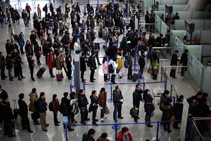 上海將註銷持外國護照的居民戶籍。AP圖片