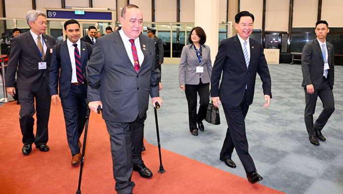危地马拉总统贾马特（前排左1）24日率团到台访问，台湾外交部长吴钊燮（前排右2）亲自前往接机。中央社