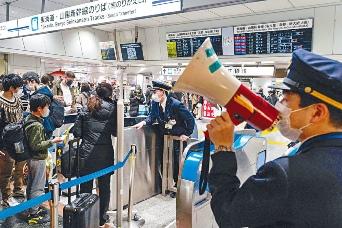  东京大量旅客准备乘搭子弹列车。