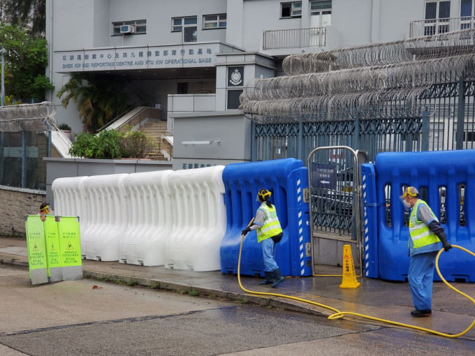 食环署外判清洁工到西九龙总区机动部队基地外清洁。