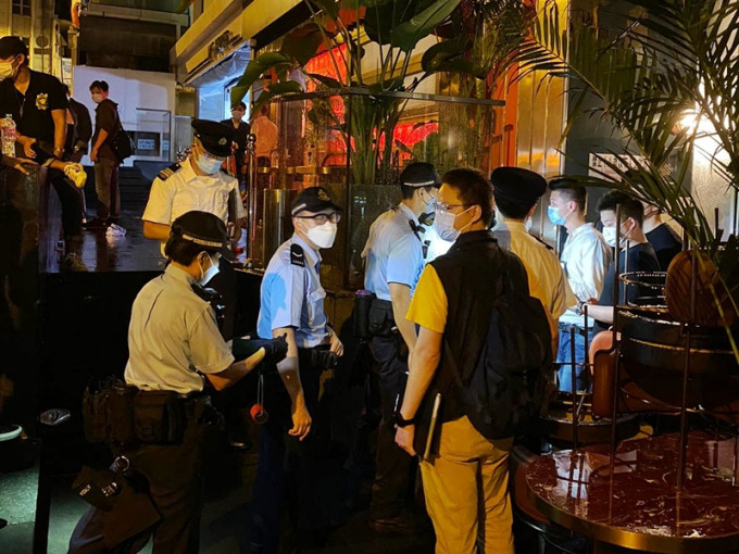 警方及食环署今日进行联合行动，于午夜12时起在中环兰桂坊及苏豪区一带巡查多间酒吧食肆。警方图片
