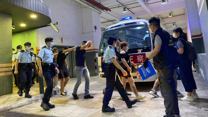 警方於長沙灣搗破一個違規派對房間，拘捕負責人及票控15人。警方圖片
