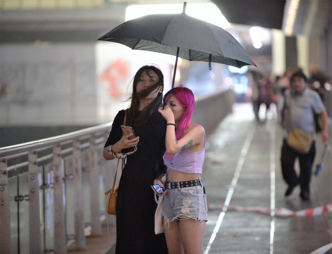 熱帶氣旋韋帕逐漸遠離香港。