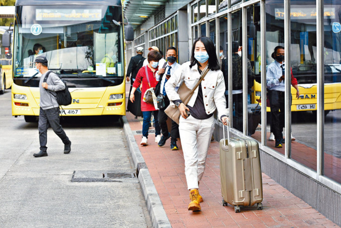 香港与内地通关第二日，经落马洲出入境有超过4.4万人。图为皇岗口岸巴士站情况。