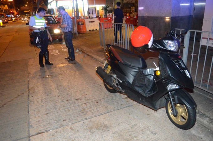 一輛電單車於九龍城撞倒兩輛的士，司機墮地滑行受傷。