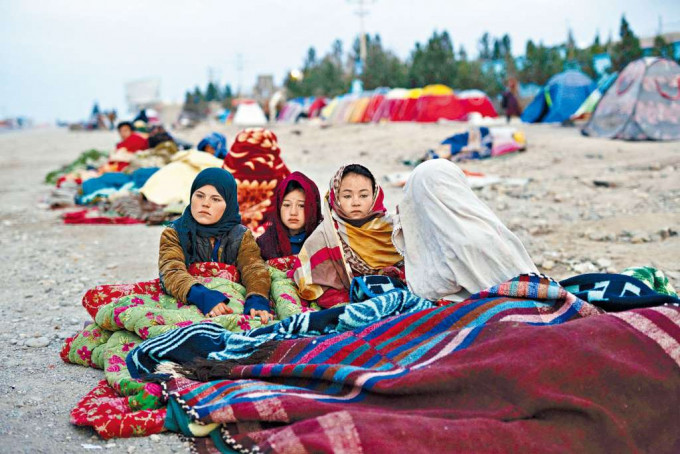 ■阿富汗赫拉特市上月底有兒童在災難局外露宿。
