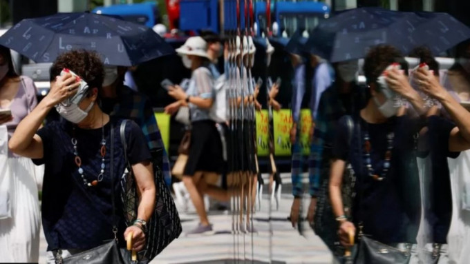日本全國39個都府縣發布中暑警告。路透社