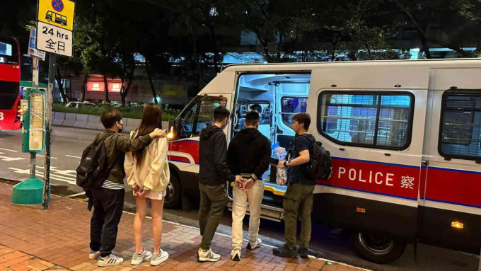 警方荃灣酒店拘捕一對情侶。警方圖片