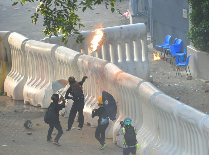 政府发言人强烈谴责激进示威者在港岛区的暴力行为。