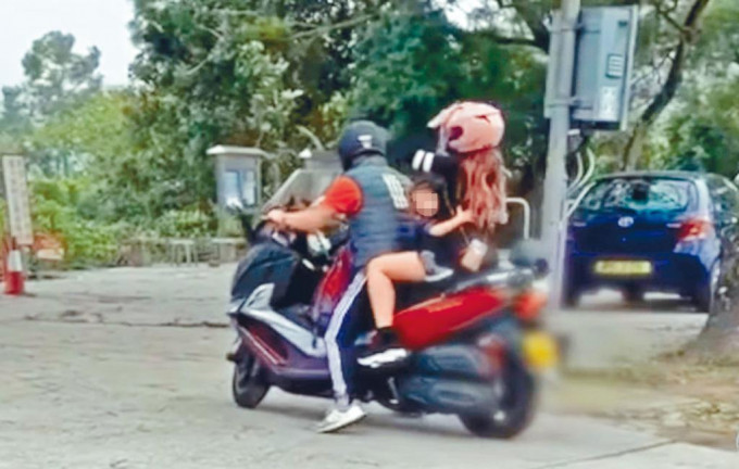 網民拍得疑似一家三口同乘電單車。