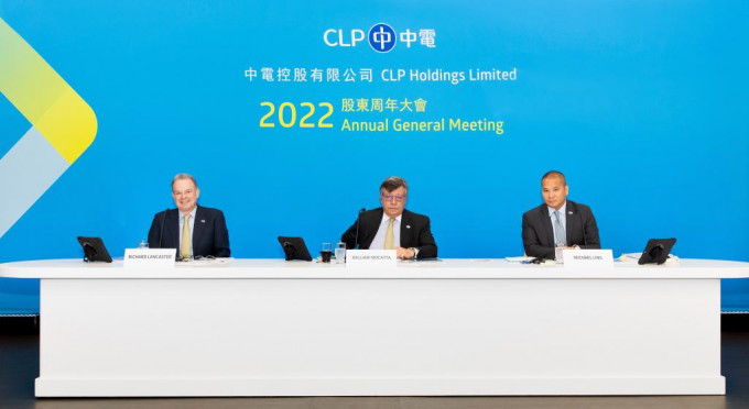 中電控股副主席毛嘉達（中）、首席執行官藍凌志（左）及副公司秘書凌顯猷（右）於中電總辦事處主持2022年股東周年大會。
