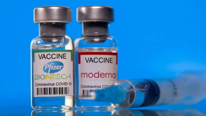 美国考虑让莫德纳及辉瑞疫苗作为第四针新冠加强剂。路透社资料图片