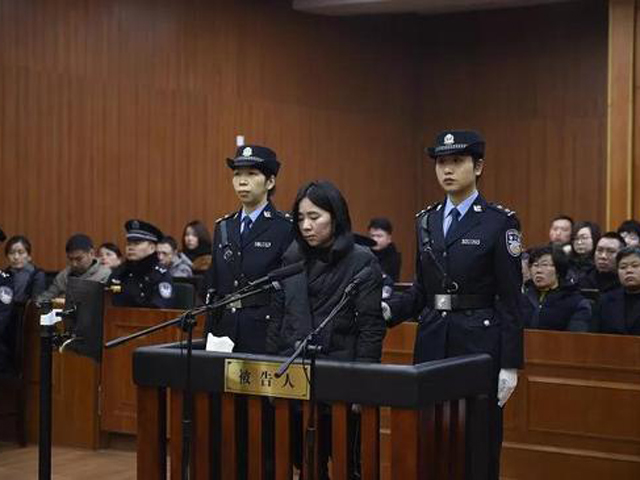 杭州保姆纵火案今早在杭州市中级人民法院公开宣判，被告人莫焕晶一审被判死刑。 网图