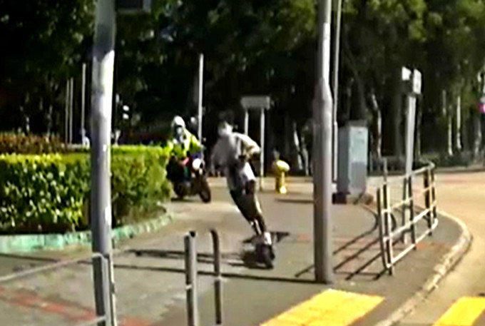 黃大仙男子駕電動滑板車，警方籲目擊者提供資料。影片截圖