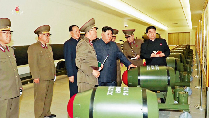 金正恩視察微型戰術核彈頭。