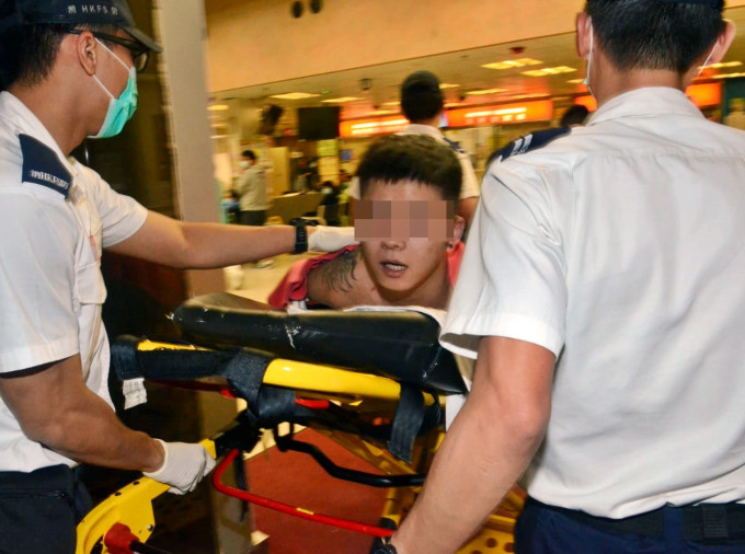 闹事的南亚男双手反锁手铐，由救护车送院检查。