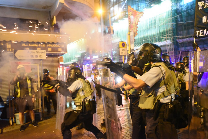 深水埗示威者与市民与警方爆发冲突，警方施放35枚催泪弹。资料图片