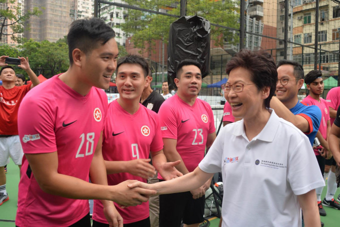 林郑月娥（白衣）与球员握手。