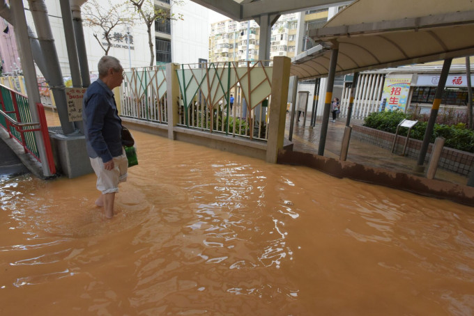 青山公路荃灣段下午有水管爆裂，大量黃泥水湧出。黃文威攝