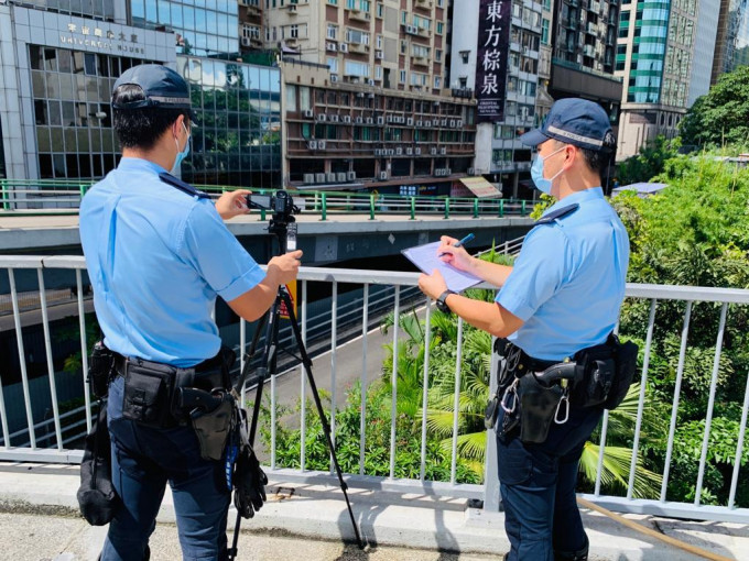 警方在港島打擊司機不專注駕駛。 警方圖片