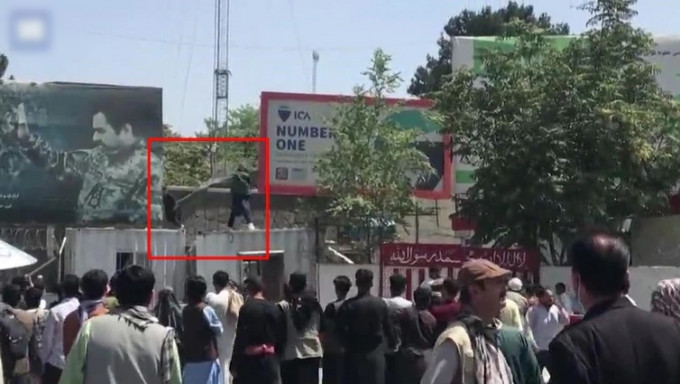 塔利班武裝分子站在牆上掃射。網絡圖片