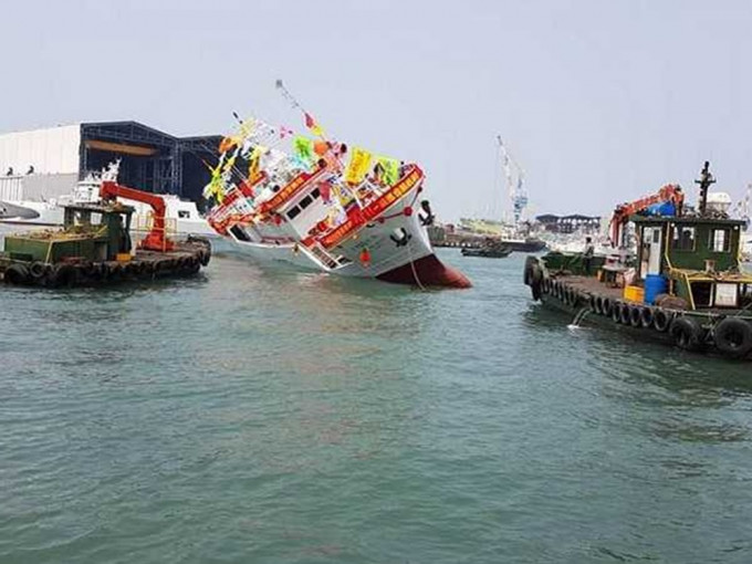 造船廠已於意外後派出另外兩艘船拖走涉事船隻。高雄港警局圖片