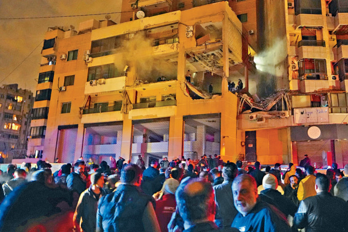 黎巴嫩首都貝魯特南郊達希耶的哈馬斯辦公室，周二遭無人機襲擊後，人群聚集被毁建築物外。