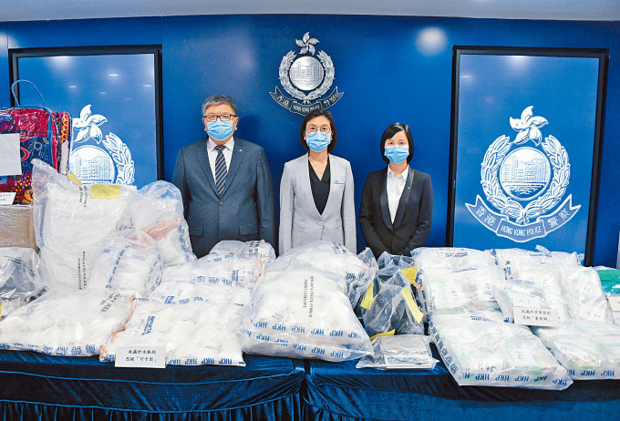 ■署理总警司吴颖诗（中）讲述破获亿元毒案经过，并展示搜获的毒品。