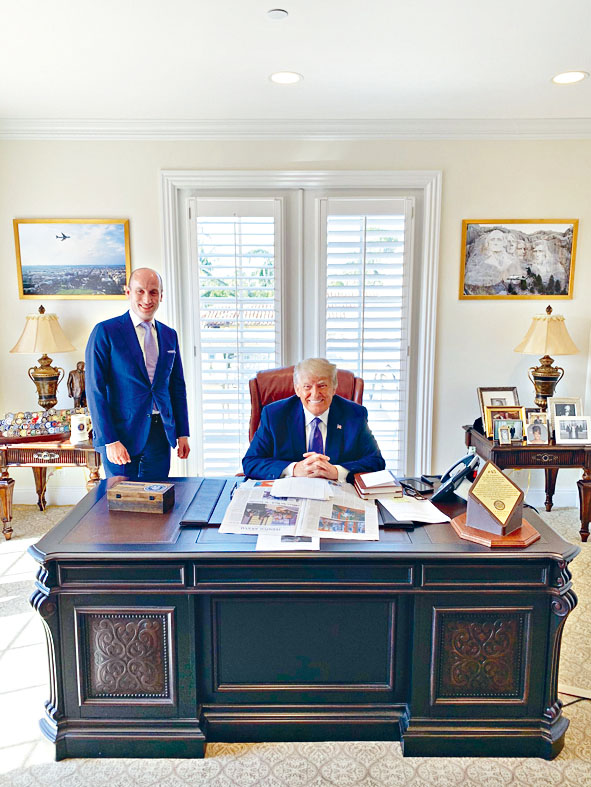 特朗普周一在新辦公室會晤米勒（左）。