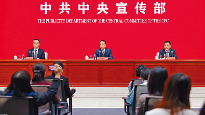 中宣部昨天舉行「中國這十年」發布會，港澳辦副主任黃柳權（中）、王靈桂（右）介紹「一國兩制」實踐成就。