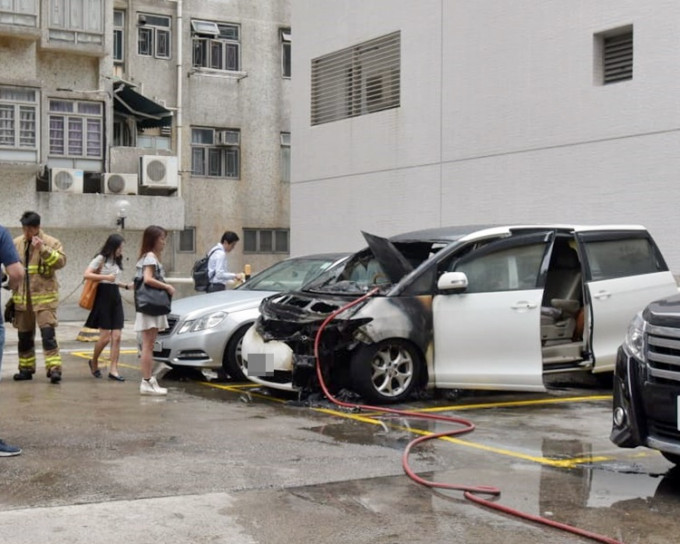 七人車車頭嚴重焚毀。