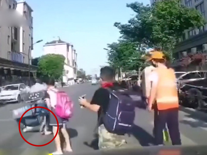 老翁骑三轮车辗压小学生不顾而去，逃离不远被警控制。