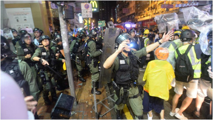 当日荃湾区内多处发生警民冲突。资料图片