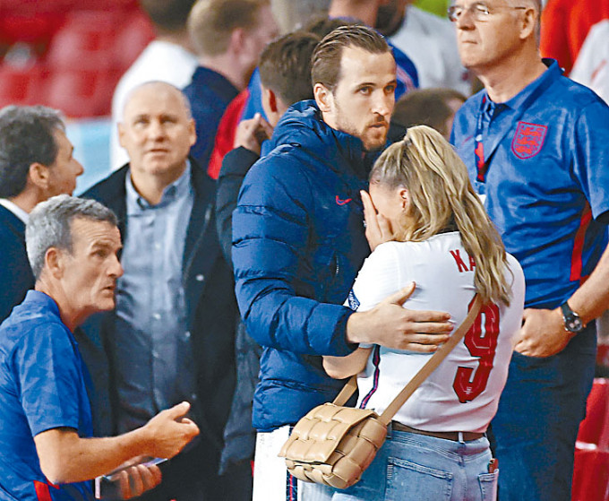 再次在盃賽決賽飲恨的哈利卡尼，完場後步上看台，安慰正在痛哭的妻子。