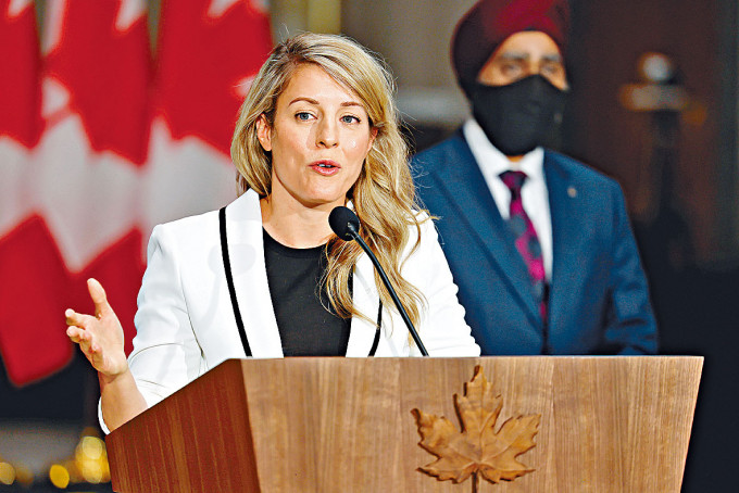 加拿大新任外長趙美蘭周四宣誓就職後見記者。