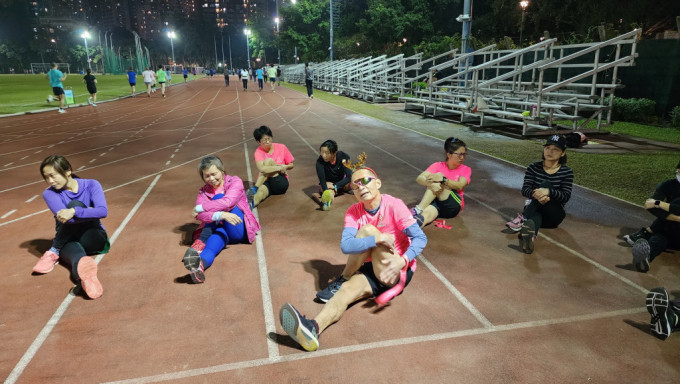 梁小偉與一眾跑手為「九龍城城市定向挑戰賽2022」做好準備，並於賽前讓領跑員和視障運動員培養默契。