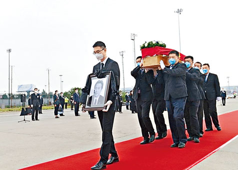 ■杜偉遺體昨日運回北京。