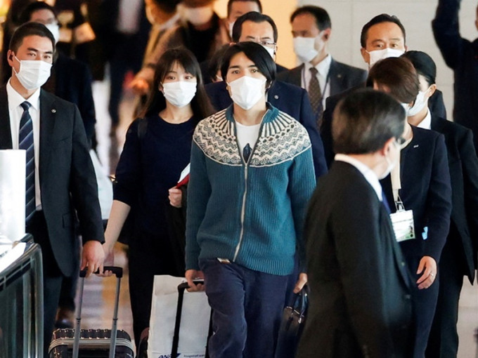 真子与丈夫小室圭今早抵达往羽田机场。REUTERS
