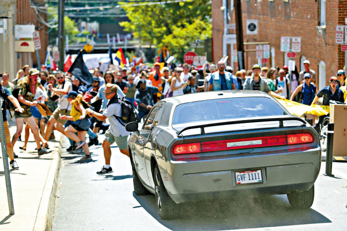 维州夏洛特维尔二〇一七年发生汽车追撞反白人主义示威人群事件。