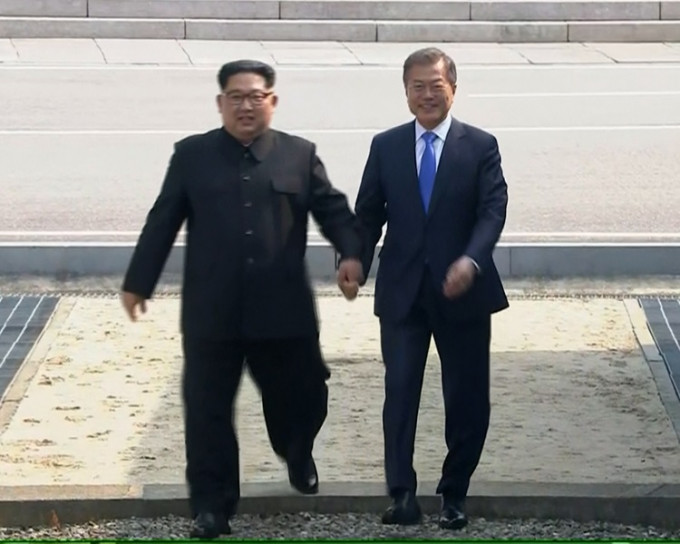 南北韩领袖世纪握手。AP
