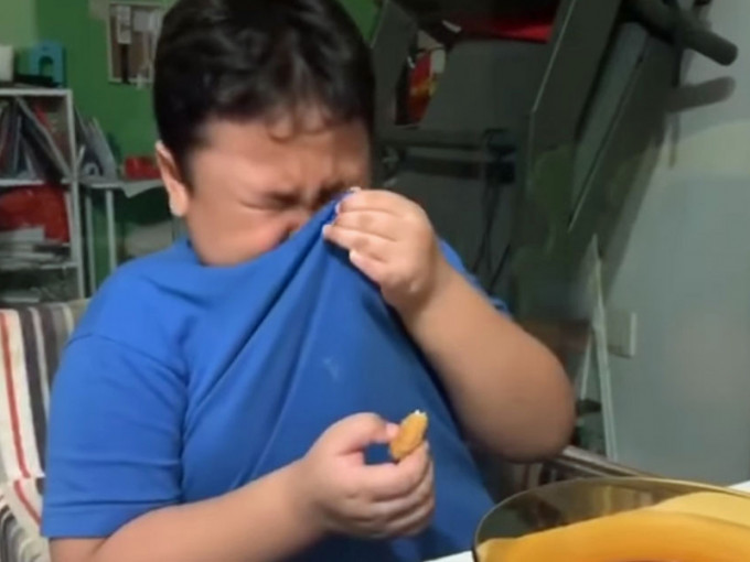 新加坡9岁男童因疫情数月来首吃快餐嚎啕大哭。(网图)