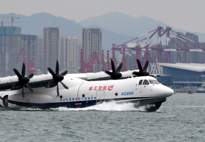 兩棲飛機「鯤龍」海上首飛成功。 新華社圖片