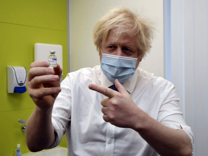 约翰逊到访英格兰一间疫苗注射中心，了解接种疫苗计画进度。AP图片