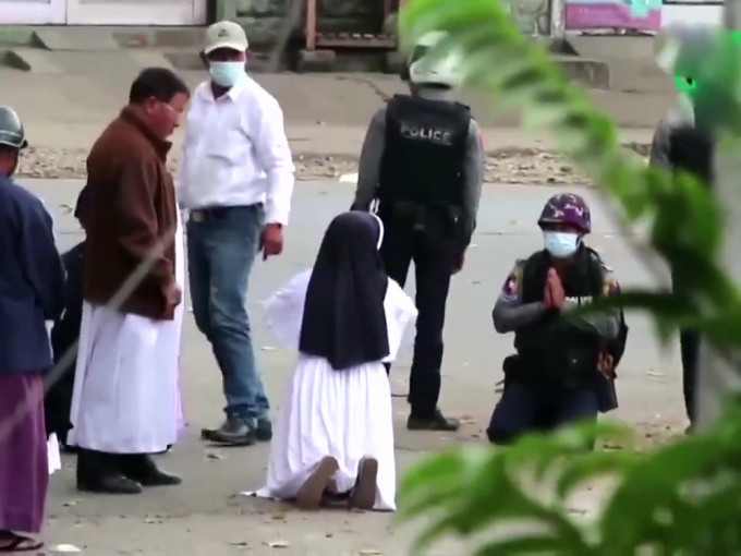 緬甸軍方血腥鎮壓示威者，有修女下跪求警別開槍。（網圖）